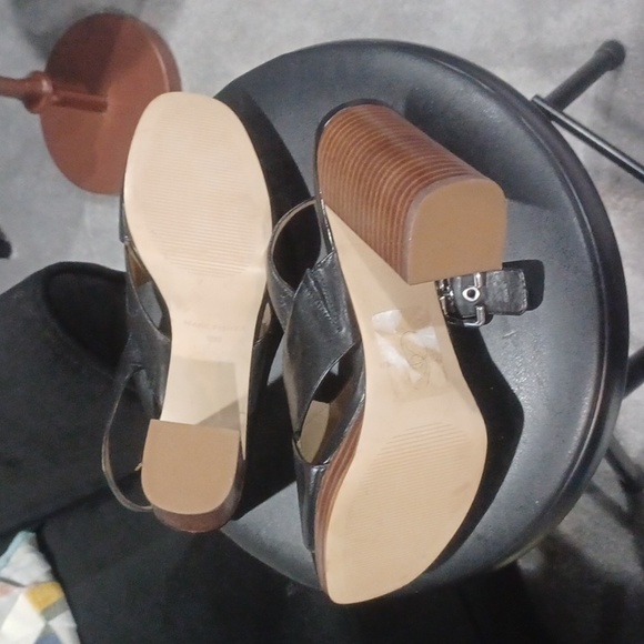 Marc Fisher black leather platform sandals - Picture 4 of 4